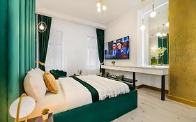 Golden Greens Studio - Luxury Design & Self Check-In